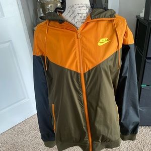 Greetings Poshmark family! This is a used men’s Nike track jacket. Size L.
